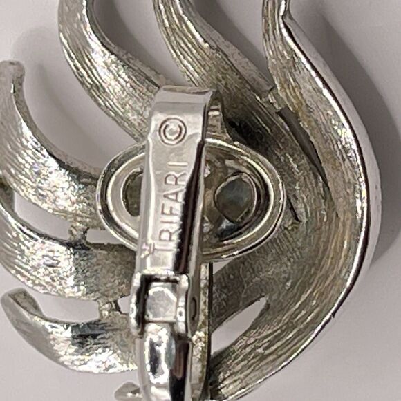 Vintage TRIFARI Silver Tone CLIP ON Statement Earrings Modern Abstract Floral - Picture 4 of 10